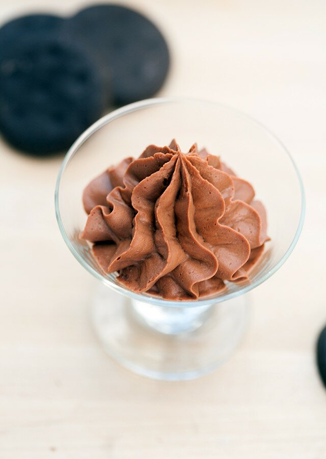 No-bake Thin Mint cheesecake in miniature parfait form! | www.spachethespatula.com #recipe