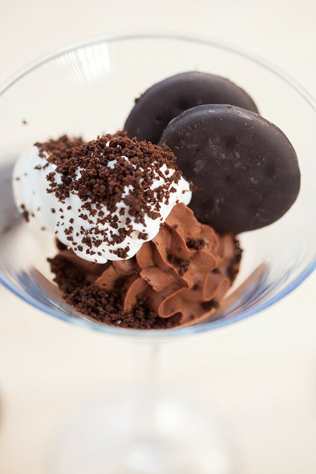 No-bake Thin Mint cheesecake in miniature parfait form! | www.spachethespatula.com #recipe