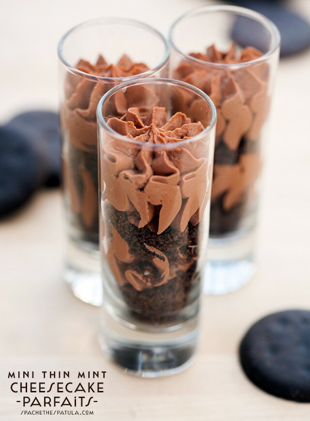 No-bake Thin Mint cheesecake in miniature parfait form! | www.spachethespatula.com #recipe