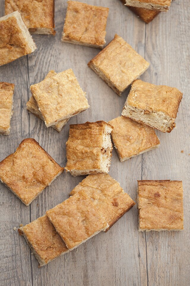These delicious little bars have all the taste of banana bread, but with the texture of a brownie! | www.spachethespatula.com #recipe