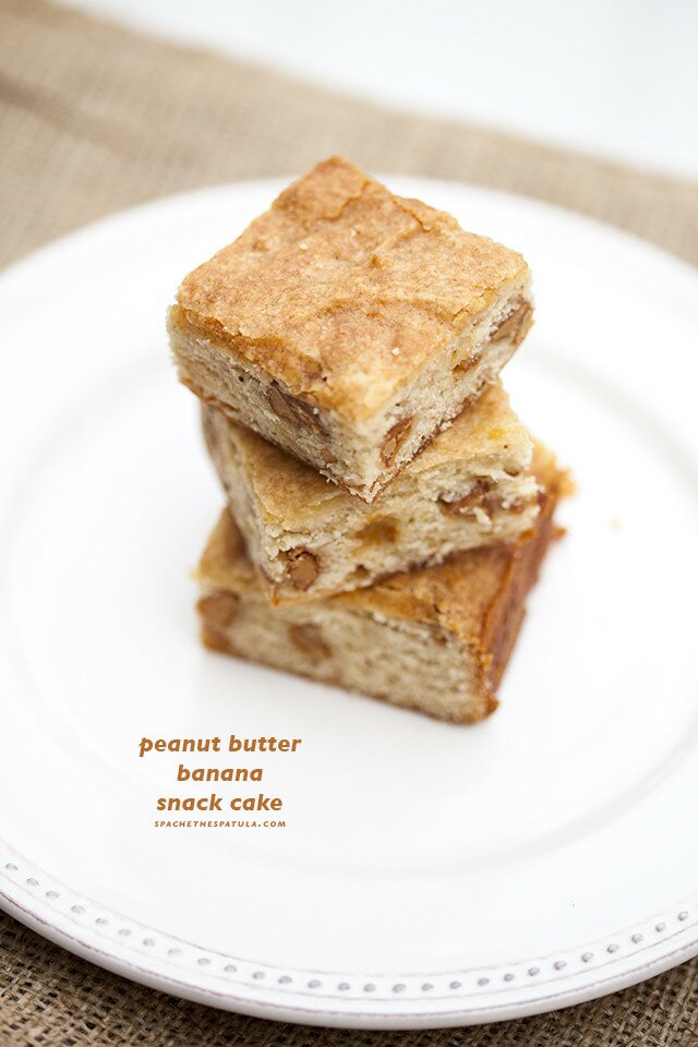 These delicious little bars have all the taste of banana bread, but with the texture of a brownie! | www.spachethespatula.com #recipe