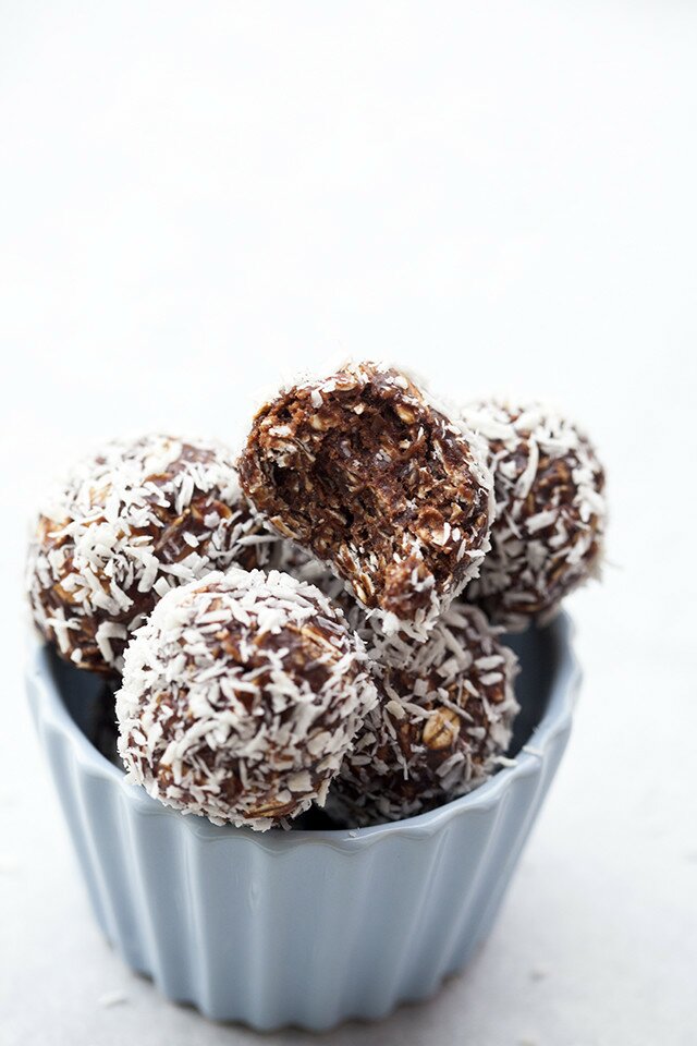 These super tasty, chewy, chocolatey delights take only 10 minutes to whip up, and be easily made #glutenfree or #vegan | www.spachethespatula.com #recipe