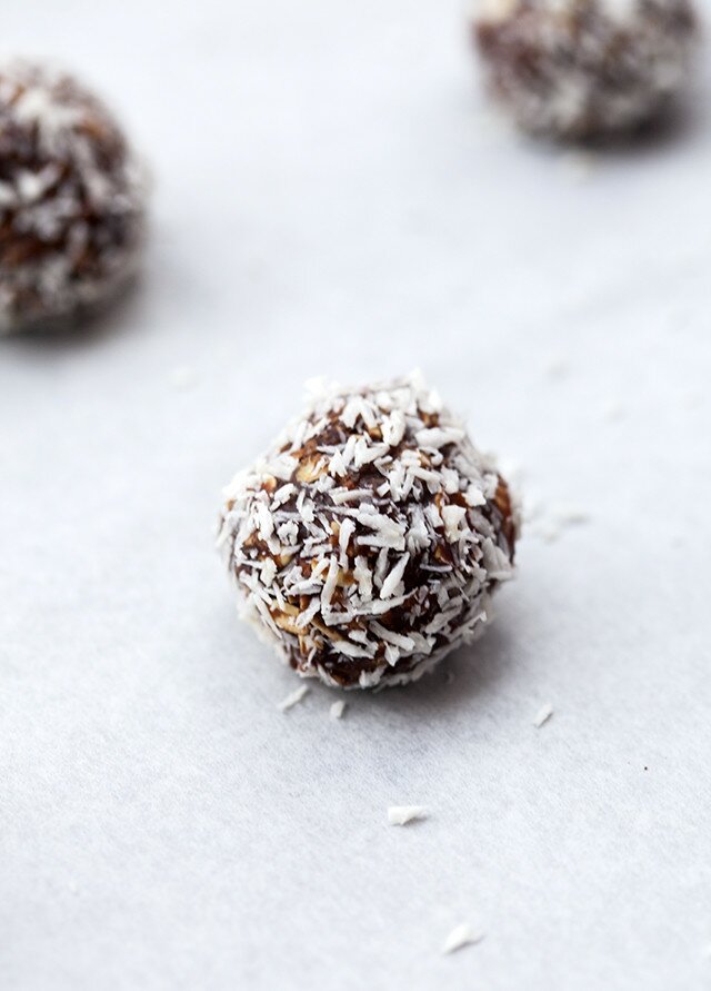 These super tasty, chewy, chocolatey delights take only 10 minutes to whip up, and be easily made #glutenfree or #vegan | www.spachethespatula.com #recipe