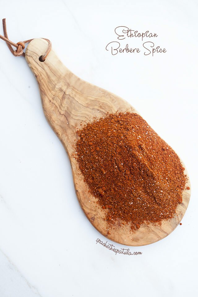 This warm blend of spices is an integral ingredient in Ethiopian cuisine. | www.spachethespatula.com #recipe