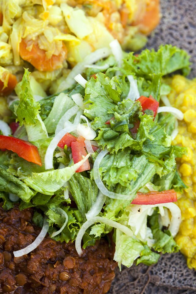 This simple-yet-vibrant green salad adds an amazing freshness to any Ethiopian feast! | www.spachethespatula.com #recipe #vegan
