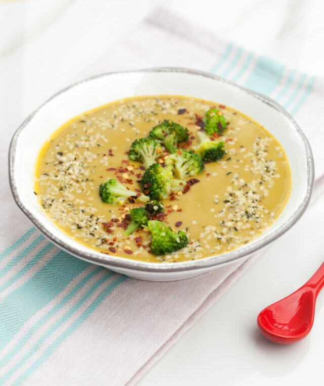 This super tasty broccoli soup gets its creaminess from white beans! | www.spachethespatula.com #recipe #vegan